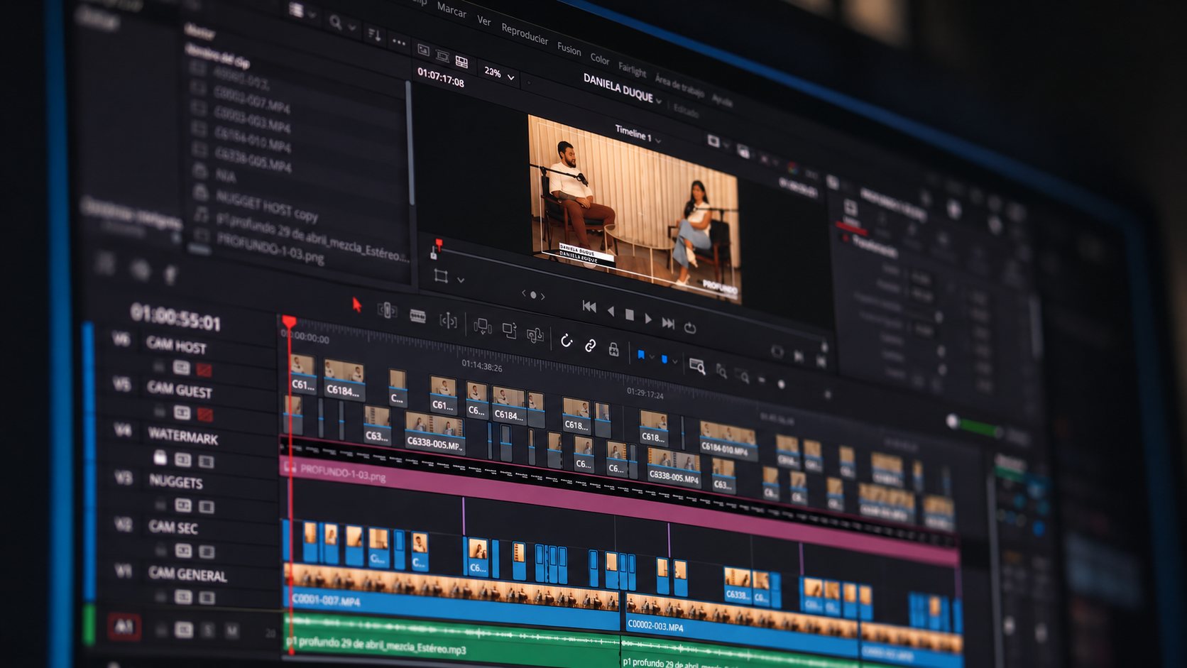 Línea de tiempo de DaVinci Resolve del podcast Profundo con cámaras de anfitrión, invitada y general